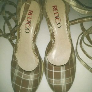 Plaid Tan & brown wedge heel sandals